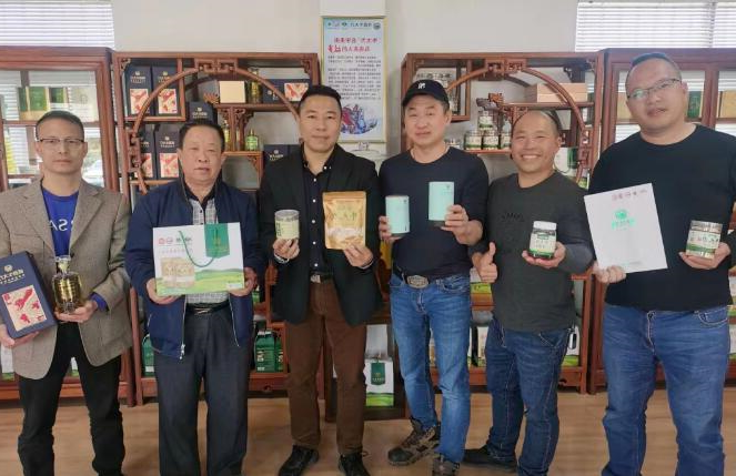 中华金厨、中国烹饪大师黄炽华师傅和“华家班”秘书处成员一行莅临J9国际合营
指导牛大力菜品研究与开发工作。